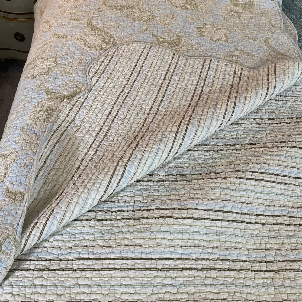 Elegant Paisley Vintage Quilt in Cream and Tan Queen
